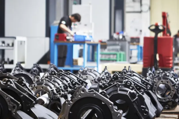 أحد المصانع في مدينة أبوظبي (وام)