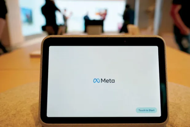 عرض بوابة ميتا في جهاز لوحي في أحد المحال بأميركا (أ.ب)