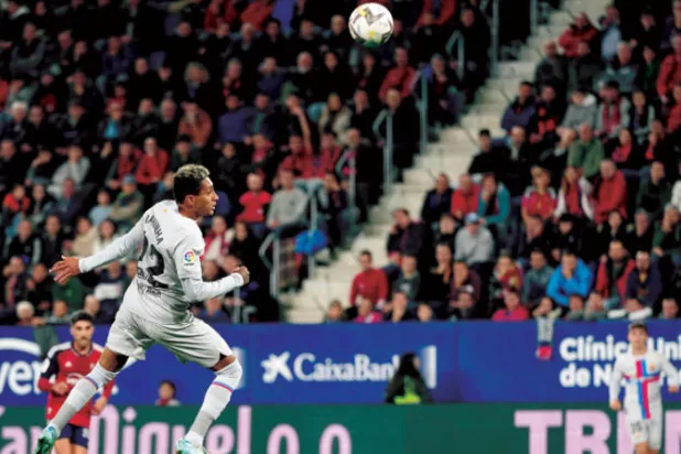 البرازيلي رافينيا يسجل برأسه بشكل رائع هدف فوز برشلونة في مرمى أوساسونا (أ.ف.ب)