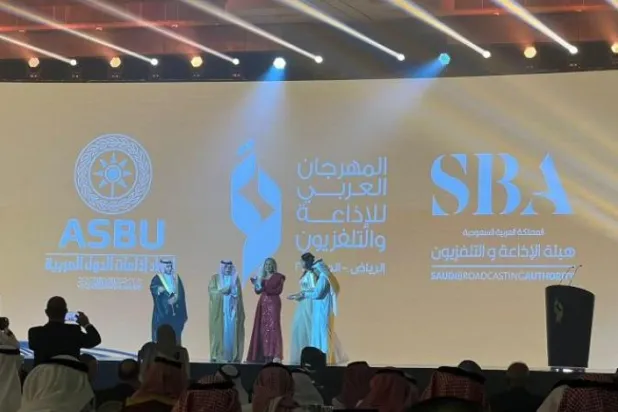 Suudi Arabistan Enformasyon Bakanı Vekili Dr. Macid el-Kasabi törende medya ve sinema endüstrisindeki bir grup öncüyü onurlandırdı (Şarku’l Avsat)