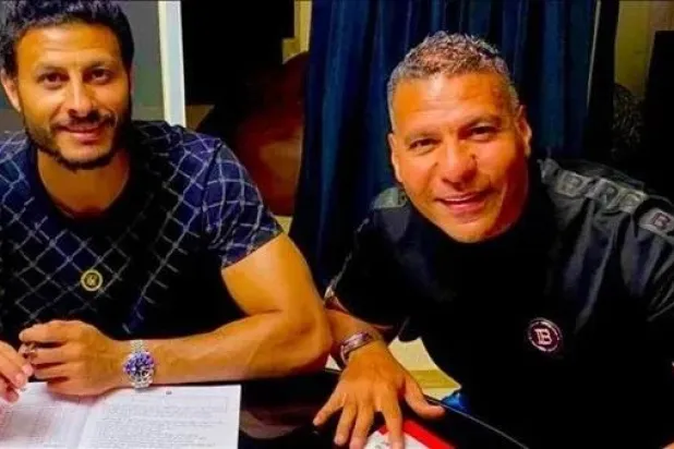 حازم الحديدي (يمين) ومحمد الشناوي حارس النادي الأهلي (وسائل إعلام مصرية)