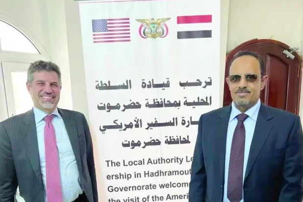 السفير الأميركي في اليمن ستيفن فاغن مع محافظ حضرموت مبخوت بن ماضي (تويتر)