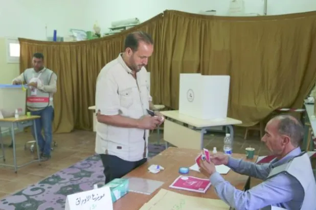ليبي يدلي بصوته في الانتخابات البلدية بترهونة في 22 من أكتوبر الماضي (أ.ب)