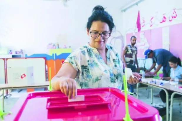 Geçen yaz anayasa referandumunda oy kullanan Tunuslu bir kadın (AFP)