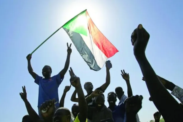 جانب من احتجاجات أبناء قبيلة «النوبة» أمام القصر الجمهوري بالخرطوم أمس (أ.ف.ب)