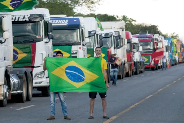 نحو 500 شاحنة لأنصار بولسونارو قرب المقر الرئيسي للجيش في برازيليا للمطالبة بتدخل عسكري ضد نتائج الانتخابات أول من أمس (إ.ب.أ)