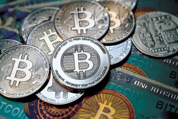 تدهورت أسعار العملات المشفرة بحدة منذ أعلنت «بينانس» الأربعاء التخلي  عن صفقة استحواذ على منافستها «إف تي إكس» (أ.ف.ب)