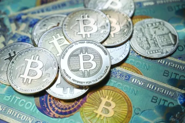 تدهورت أسعار العملات المشفرة بحدة منذ أعلنت «بينانس» الأربعاء التخلي  عن صفقة استحواذ على منافستها «إف تي إكس» (أ.ف.ب)
