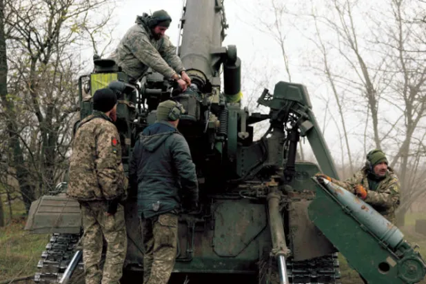 وحدة عسكرية أوكرانية على خط النار في معركة خيرسون التي لم تحسم بعد (إ.ب.أ)