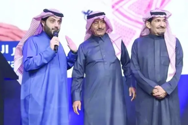 المستشار تركي آل الشيخ رئيس مجلس إدارة الهيئة العامة للترفيه في السعودية مع ناصر القصبي وعبد الله السدحان أثناء الإعلان عن عودة مسلسل «طاش ما طاش»