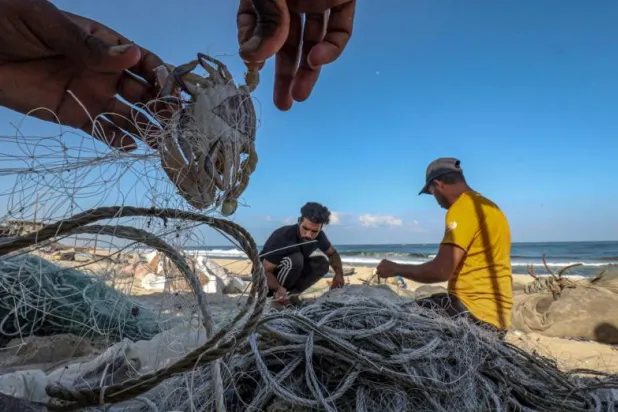صيادون على الشاطىء في غزة (أ.ف.ب)