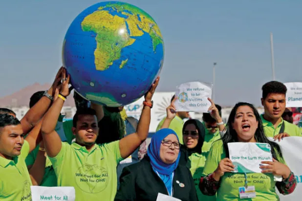 مهتمون بقضايا المناخ خلال وقفة في مدينة شرم الشيخ على هامش قمة «كوب 27» (أ.ف.ب)