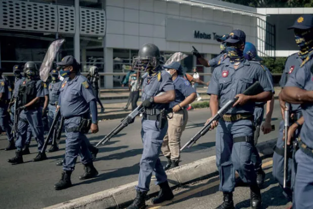 منظر عام في مزينياتي في 7 يونيو 2022 في ديربان بجنوب أفريقيا بعد أن قدم العسكريون تبرعات بالطعام والبطانيات وغيرها من السلع التي تمس الحاجة إليها لمن تُركوا بلا مأوى في أعقاب الأمطار والفيضانات المدمرة (غيتي)