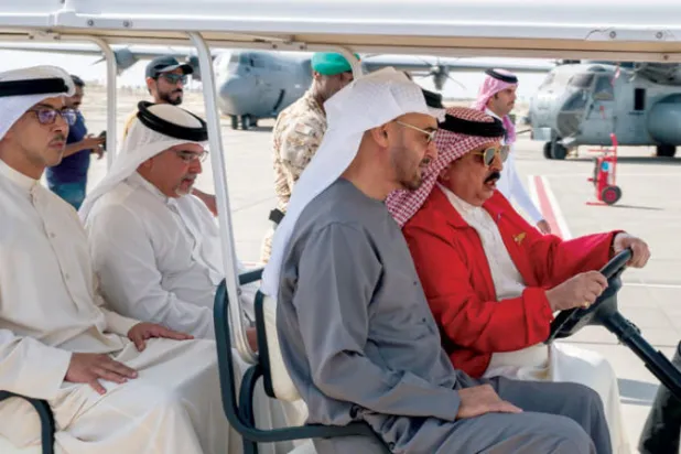 الملك حمد بن عيسى في جولة مع الشيخ محمد بن زايد في معرض البحرين الدولي للطيران بالمنامة أمس (وام)