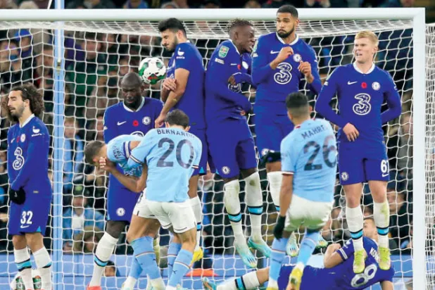 محرز يتألق أمام تشيلسي في كأس الرابطة ويتقدم لسيتي من ركلة حرة (أ.ف.ب)