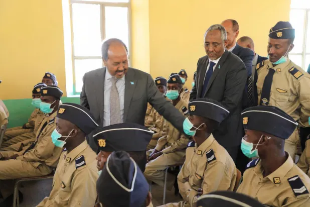 صورة وزعها مكتب الرئيس الصومالي لتفقد قواته التي تتلقى تدريبات في إريتريا