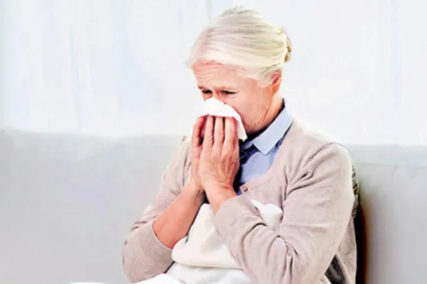 معدل الإصابة بالإنفلونزا يزيد بين كبار السن (شاترستوك)