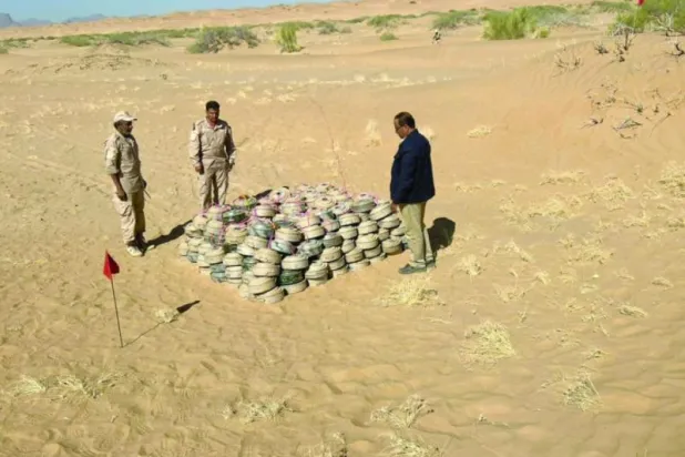 ألغام حوثية انتزعتها الفرق المتخصصة وأتلفتها في محافظة شبوة اليمنية الخميس الماضي (سبأ)