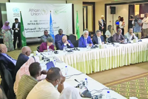 ممثلو الآلية الأممية الثلاثية مع أطراف سودانية مشاركة في جلسات الحوار بالخرطوم في يونيو الماضي (أ.ف.ب)
