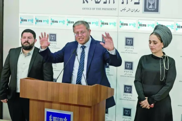 إيتمار بن غفير خلال مشاركته في مراسم إحياء الذكرى الـ32 لمقتل كهانا أول من أمس (أ.ف.ب)