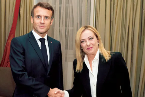 مصافحة بين ماكرون وميلوني بروما في 23 أكتوبر الماضي (إ.ب.أ)