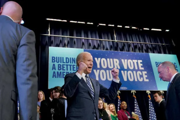 بايدن يحتفل مع أنصاره في واشنطن مساء الخميس (أ.ف.ب)