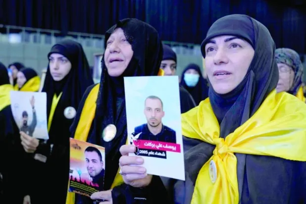 مؤيدات لـ«حزب الله» خلال مهرجان في الضاحية الجنوبية لبيروت أمس (أ.ب)