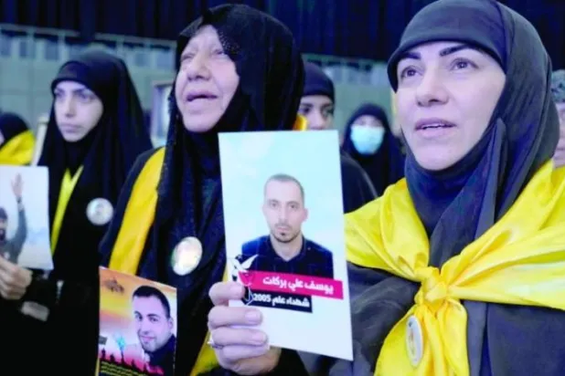 Hizbullah destekçileri dün Beyrut'un güney banliyölerinde düzenlenen etkinliğe geniş katılım gösterdi. (AP)