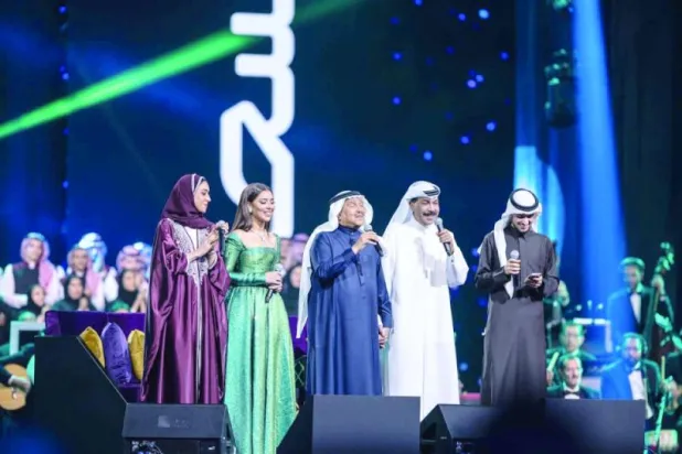 تشارك محمد عبده مع رابح صقر وعبد الله الرويشد وبلقيس وعايض وزينة عماد في غناء عناوين من تراثه الكبير (حساب موسم الرياض - تويتر)