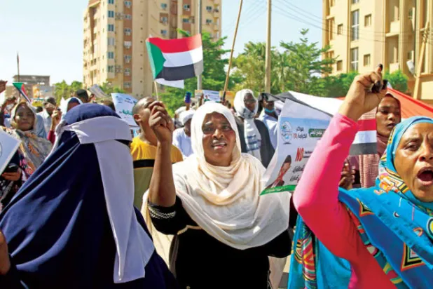 جانب من موكب الإسلاميين أمام مقر البعثة الأممية في الخرطوم (أ.ف.ب)