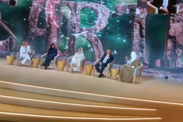 المشاركون في جلسة «ماذا يريد الشباب من الشركات؟»  (الشرق الأوسط)