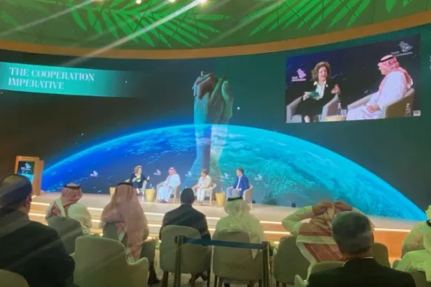 جانب من فعاليات جلسة «ضرورة التعاون» ضمن مبادرة منتدى «السعودية الخضراء» (الشرق الأوسط)
