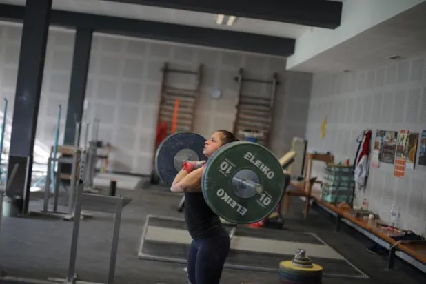 البحث وجد أنه بدلاً من التركيز على رفع الأثقال كان خفضها هو الذي حقق أسرع النتائج (رويترز)