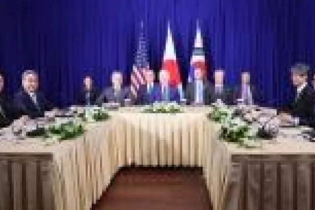 الرئيسان الأميركي والكوري الجنوبي ورئيس الوزراء الياباني خلال اجتماعهم في بنوم بنه أمس (إ.ب.أ)