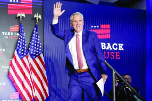 
کوین مک کارتی رهبر جمهوری خواهان مجلس نمایندگان آمریکا چهارشنبه در جمع هوادارانش در واشنگتن (رویترز)