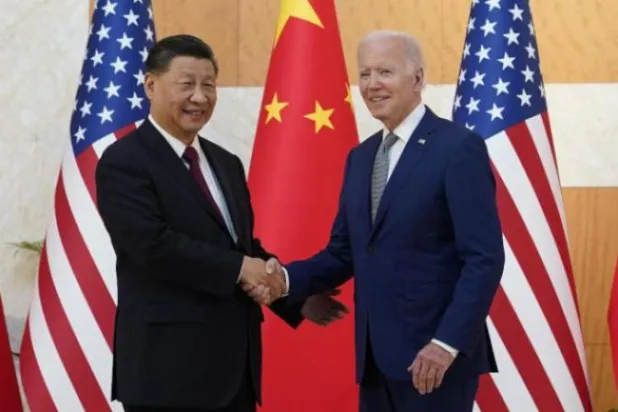 الرئيس الأميركي جو بايدن ونظيره الصيني شي جينبينغ في بالي اليوم (أ.ب)