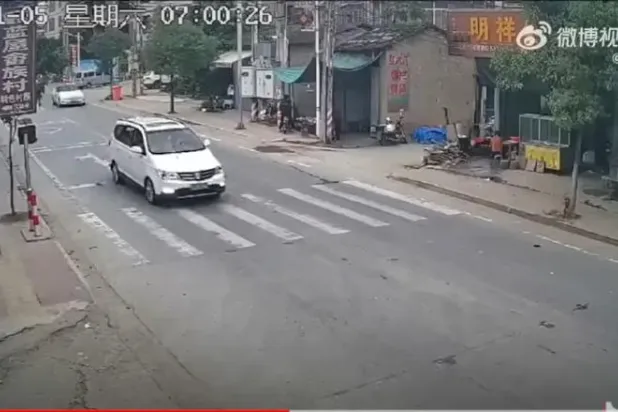 لقطة من فيديو يعرض حادثاً لسيارة «تسلا» في الصين