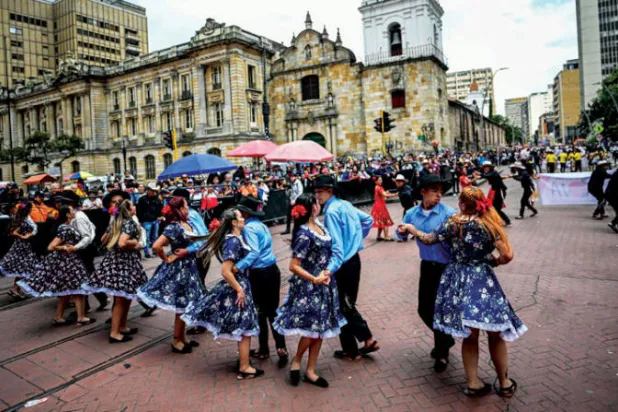 راقصون يؤدون رقصة «جوروبو» الكولومبية والفنزويلية التقليدية خلال عرض تقديمي للاحتفال بإدراجها كتراث ثقافي غير مادي للبشرية من قبل «يونيسكو» في بوغوتا في 6 نوفمبر 2022 (أ.ف.ب)