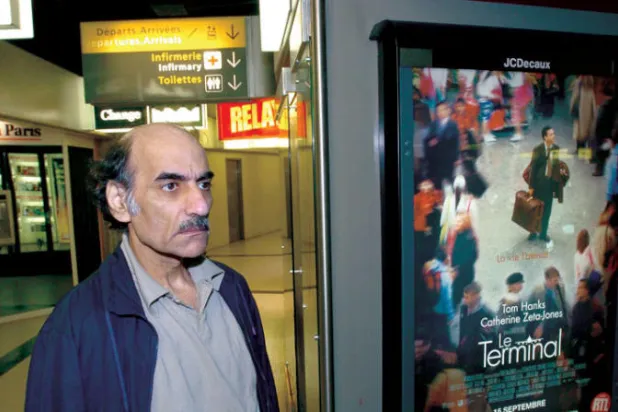 ناصري بجوار ملصق الفيلم المستوحى من حياته (أ.ف.ب)