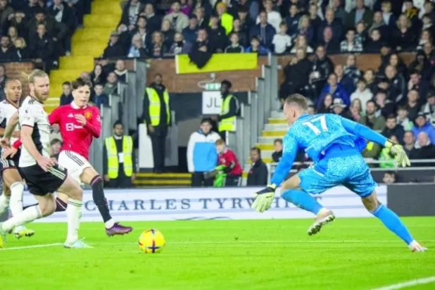 غارناتشو (يمين) يسجل هدف فوز يونايتد القاتل في شباك فولهام (إ.ب.أ)