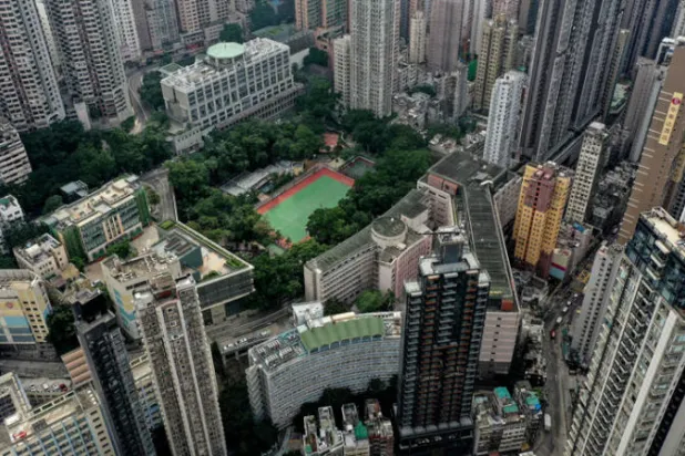 أبراج سكنية وإدارية في هونغ كونغ فيما تحاول الحكومة الصينية انقاذ قطاع العقارات من اضرار بالغة (أ ف ب)