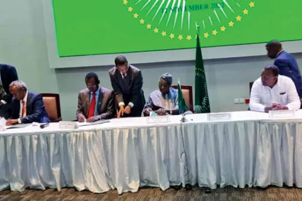 طرفا الصراع في إثيوبيا لدى توقيعهما خطة لتنفيذ «اتفاق بريتوريا للسلام» (تويتر)