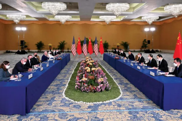 بايدن وشي خلال اجتماعهما على هامش قمة «مجموعة العشرين» في بالي أمس (أ.ف.ب)