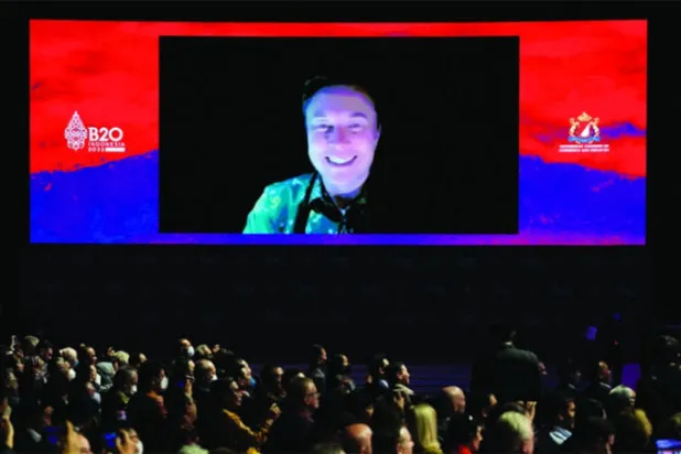 ماسك يتحدث عبر الفيديو خلال اجتماع بقمة العشرين في بالي أمس (أ.ب)