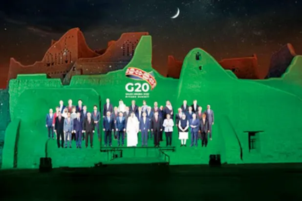 صورة تذكارية افتراضية لقادة «العشرين» على واجهة قصر سلوى بمحافظة الدرعية إبان استضافة السعودية لأعمال القمة في 20 نوفمبر 2020 (رويترز)