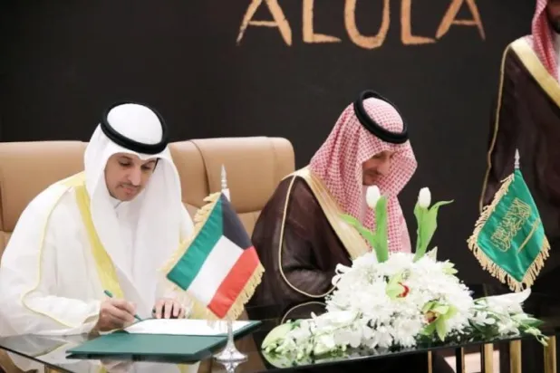 الوزيران أحمد الخطيب وعبد الرحمن المطيري خلال توقيع مذكرة التفاهم في العلا (الشرق الأوسط)