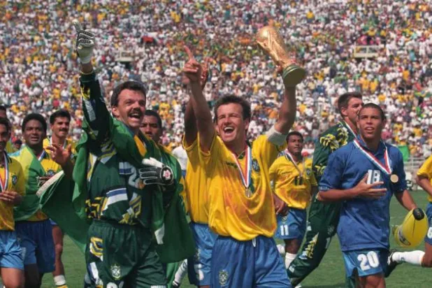 لاعبو البرازيل يحتفلون بكأس العالم بعد 24 عاماً من الغياب (موقع «فيفا» الرسمي)