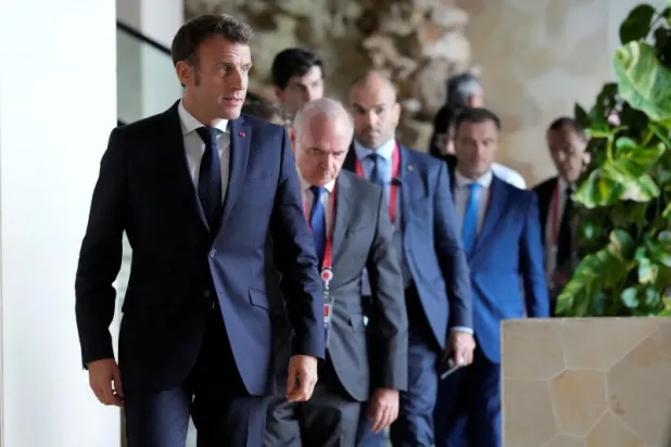 الرئيس الفرنسي إيمانويل ماكرون في بالي (رويترز)