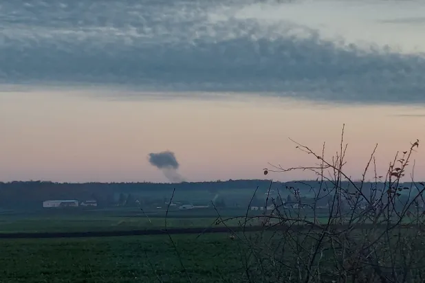 الدخان يتصاعد من مكان سقوط الصواريخ التي تحدثت عنها التقارير (رويترز)