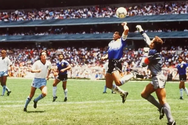 هدف مارادونا التاريخي الذي سجله بيده في إنجلترا (موقع الفيفا الرسمي)